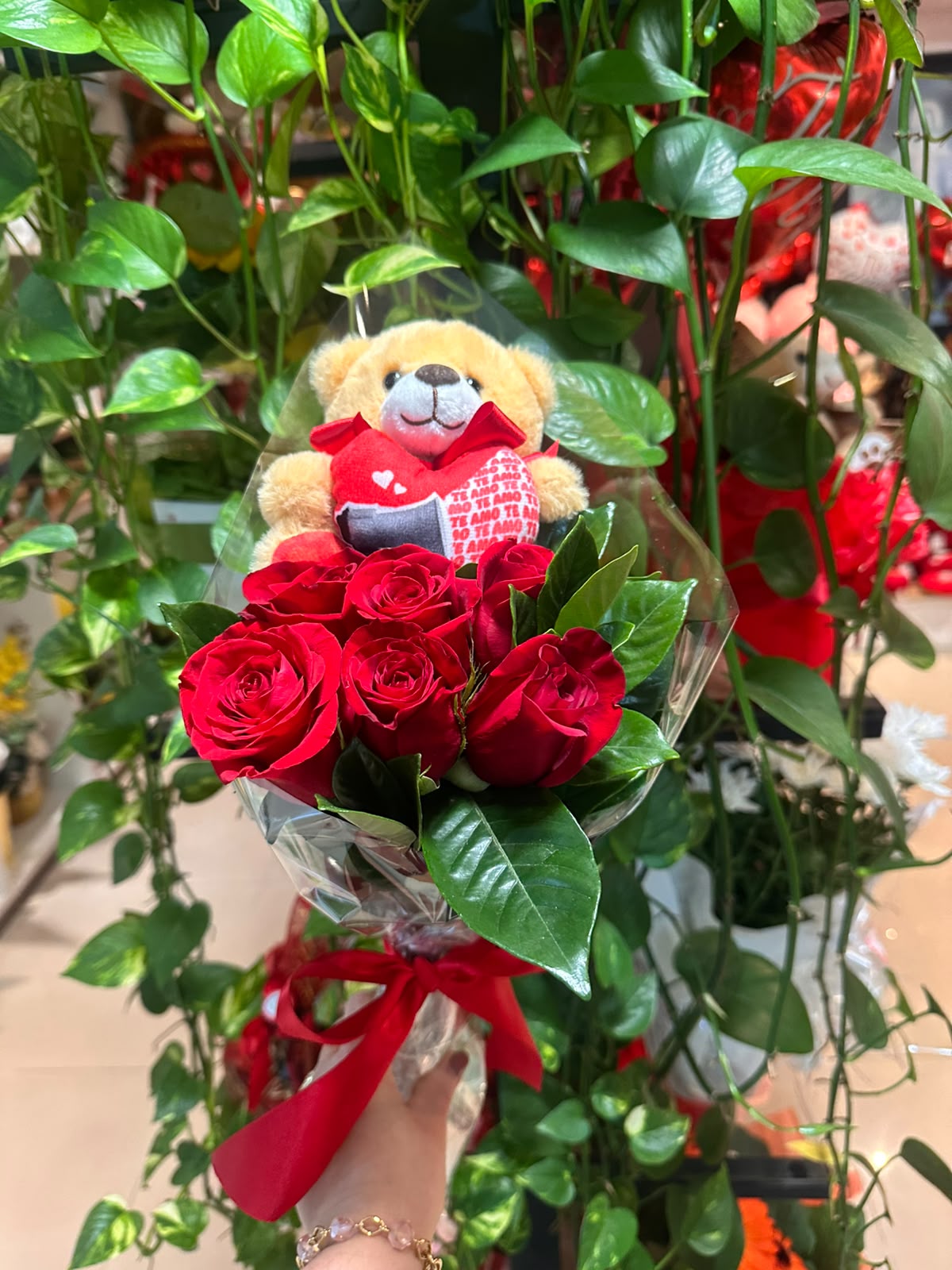 Buquê 6 rosas vermelhas "Amor em Cada Pétala" - Imagem 2