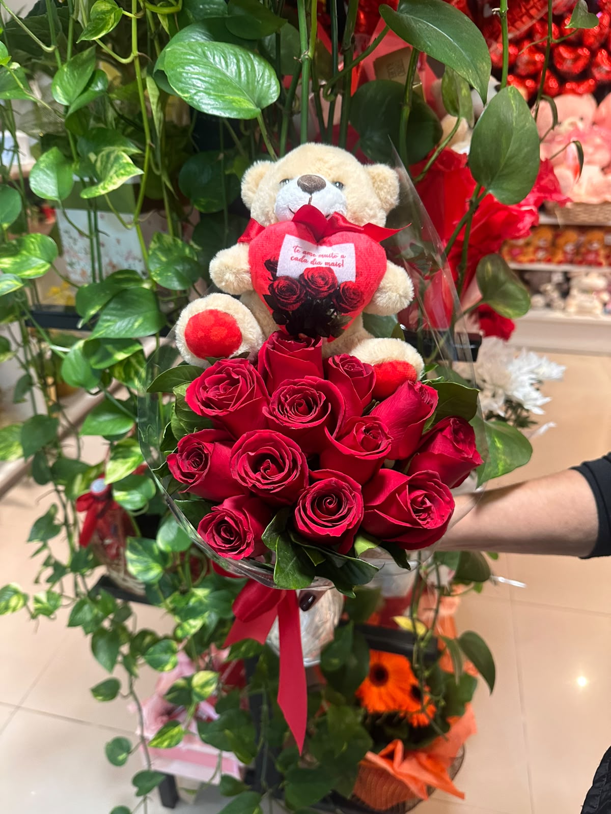 Buquê 12 rosas vermelhas "Surpresa Apaixonada" - Imagem 2